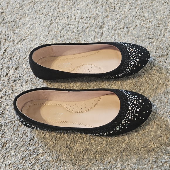 Elegant Black Flats with Pearl Detailing - Picture 2 of 9